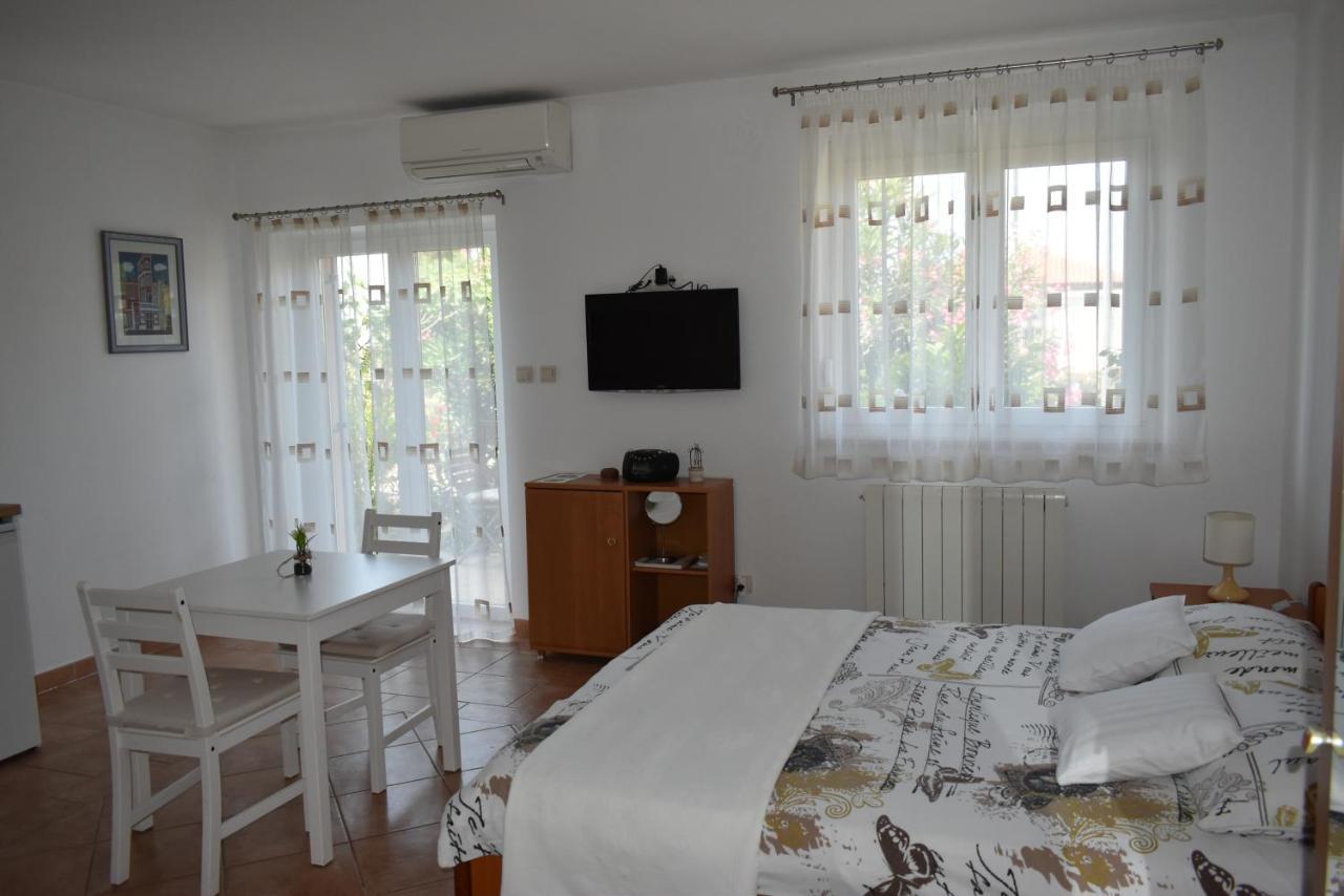 Studio Max With Parking Rovinj Extérieur photo