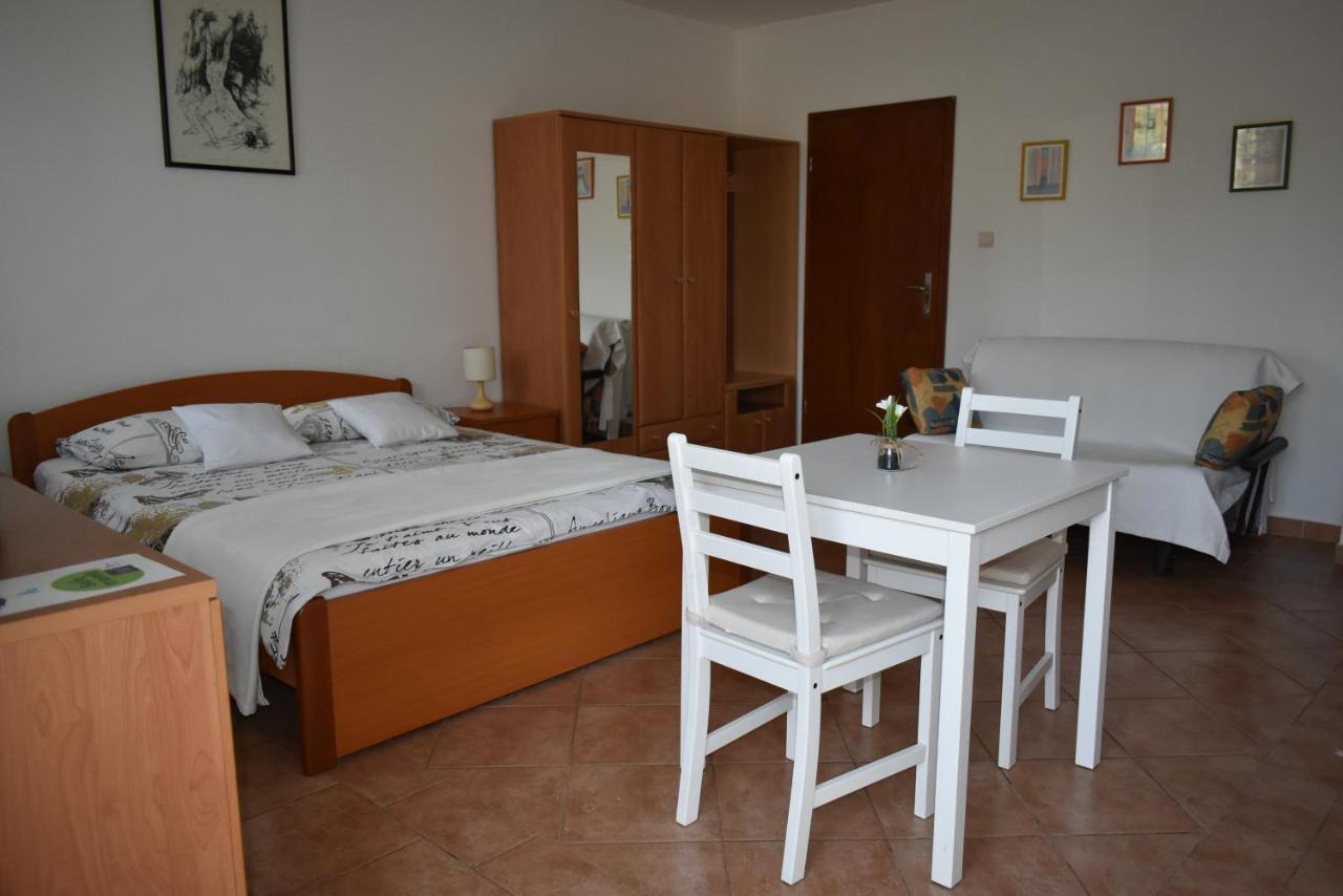 Studio Max With Parking Rovinj Extérieur photo